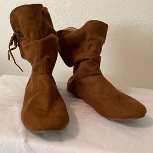 Bearpaw flat slouchers Golden Tan, size 7